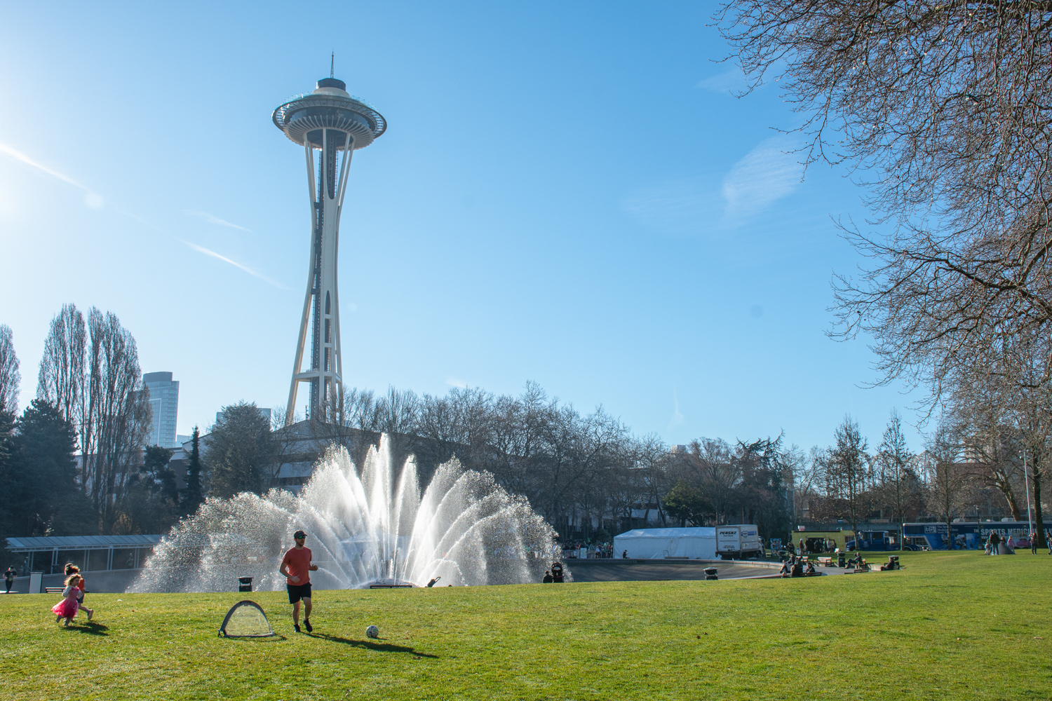 Rondom de Space Needle vind je een redelijk groot park, waar gelijk gebruik wordt gemaakt van het mooie weer!