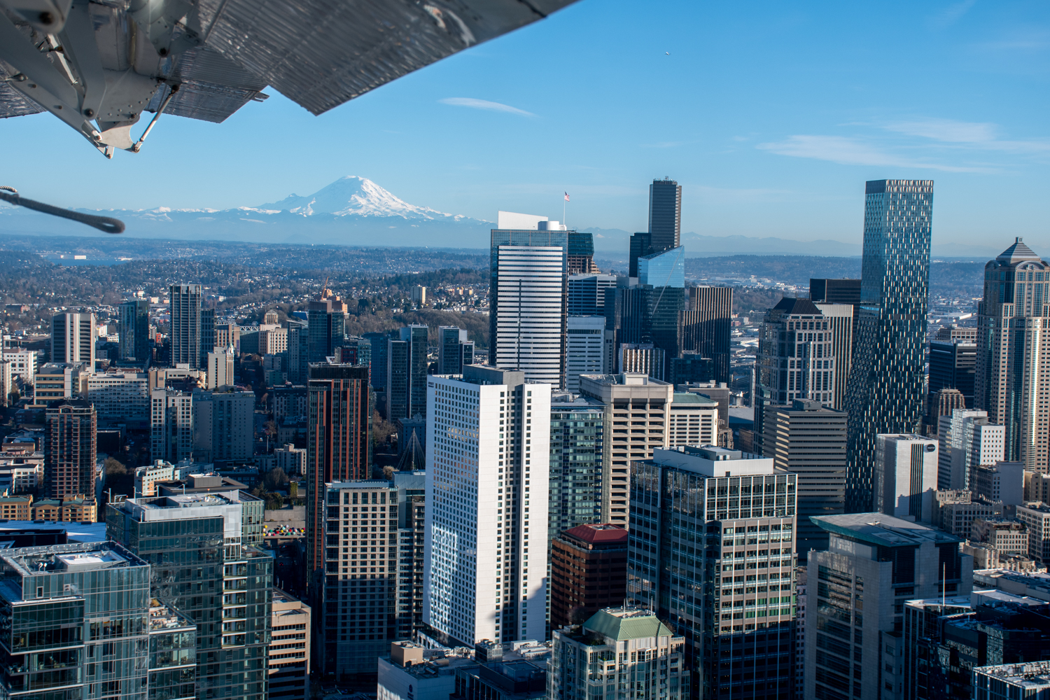 Wat een toffe ervaring om met een watervliegtuig dwars door te stad Seattle te vliegen