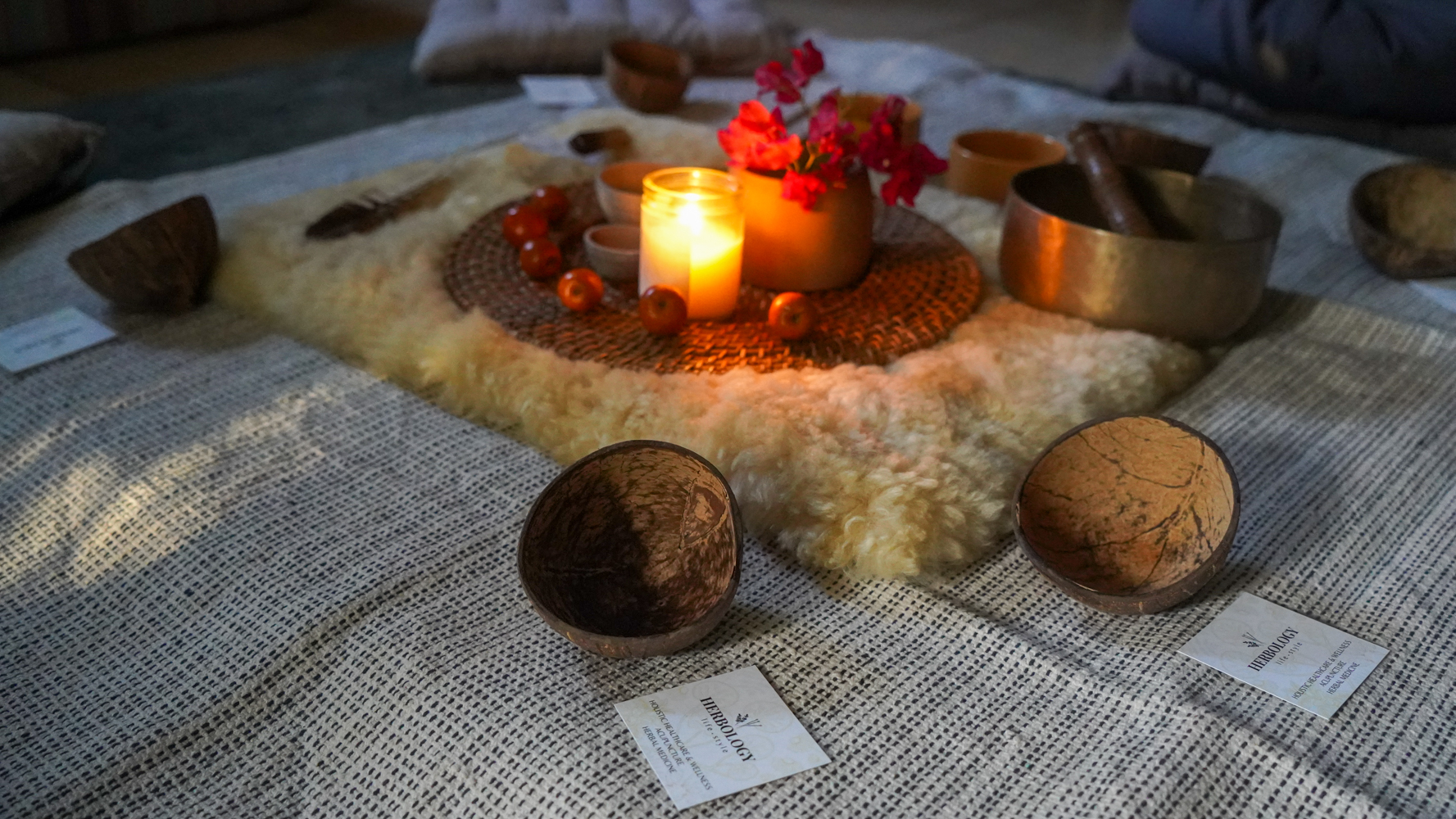 Je drinkt de rauwe cacao en kruiden uit een halve kokosnoot. De hele sfeer rondom de ceremonie is al bijzonder en mooi om mee te maken.