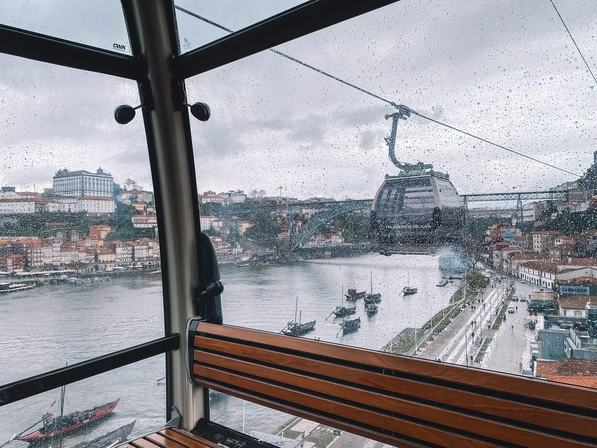 Vanuit de kabelbaan heb je mooi uitzicht over zowel Porto als Vila Nova de Gaia