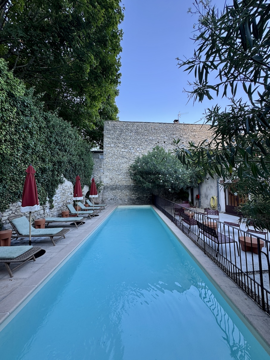 Het zwembad van Hotel Pantoufle in Marsanne