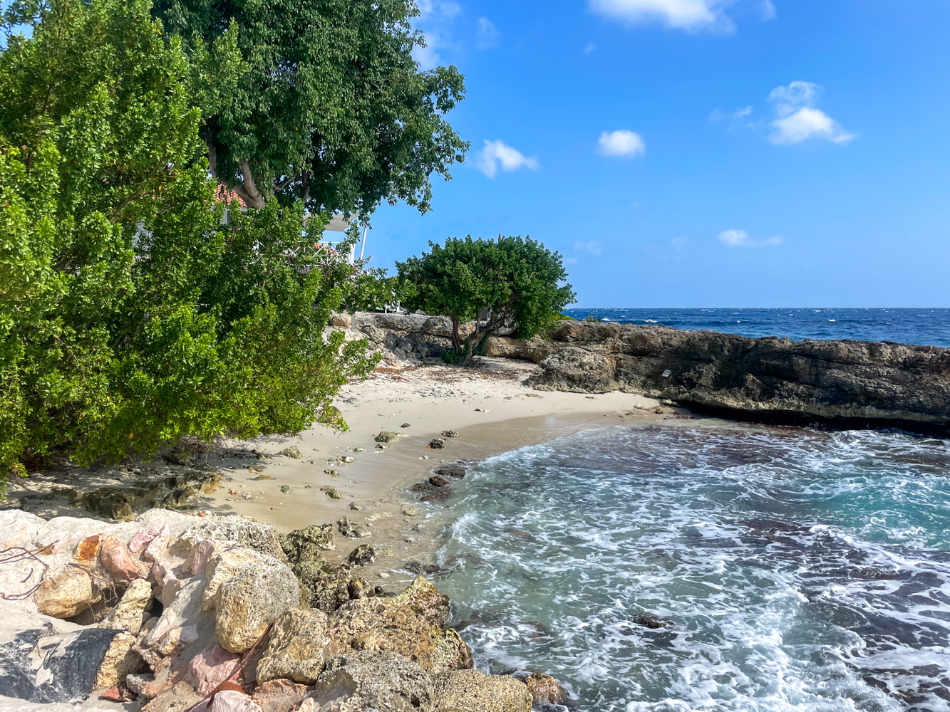 Kleine strandjes, grote stranden… er zijn zoveel fijne plekken op het eiland
