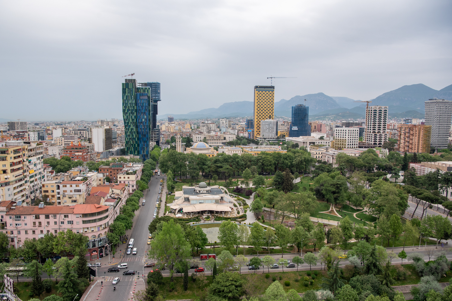 Uitkijken over Tirana vanuit de 360° Sky Club