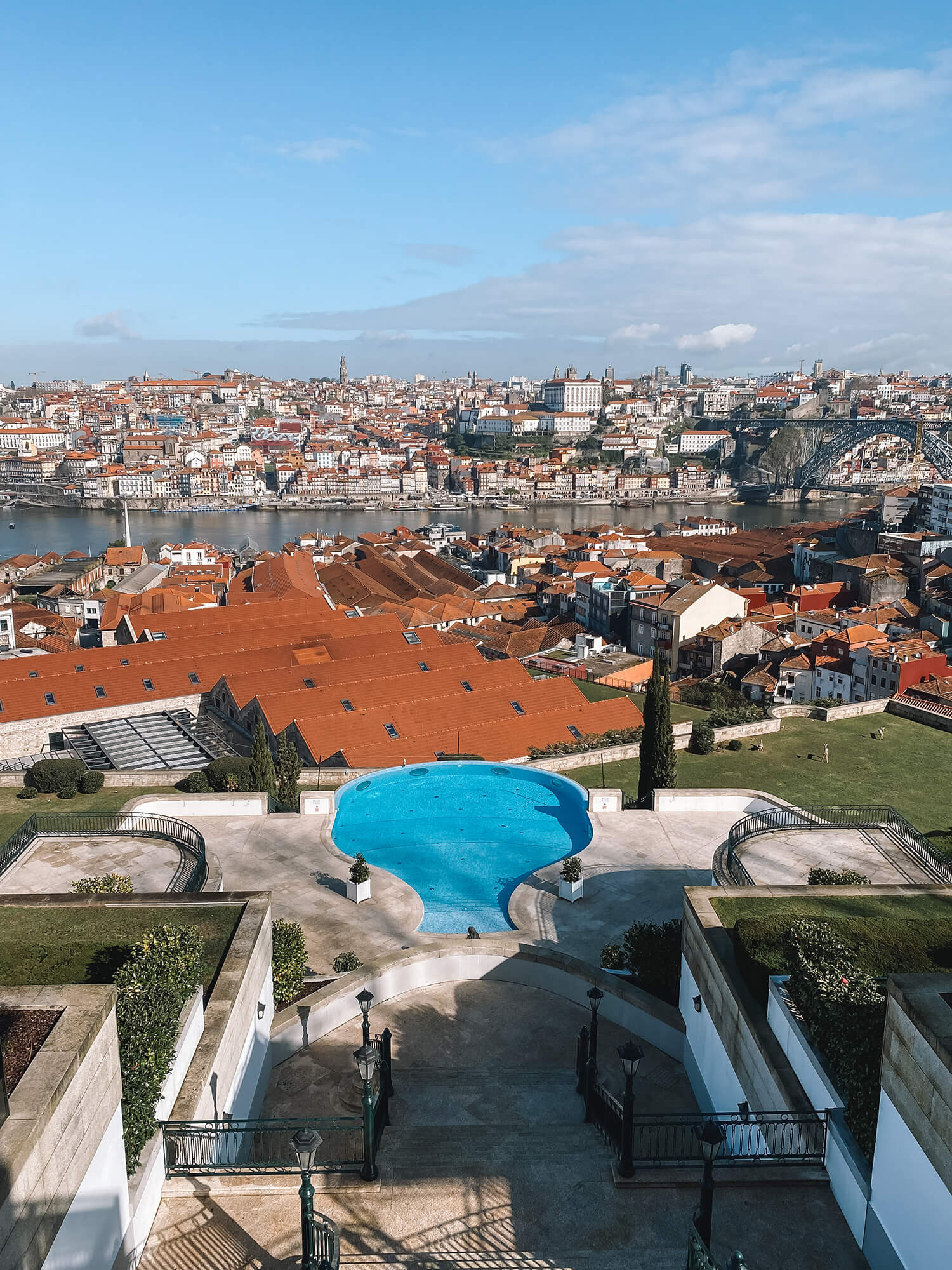 Het luxe wijnhotel The Yeatman heeft naast een mooi uitzicht een infinity pool in de vorm van een wijnkaraf