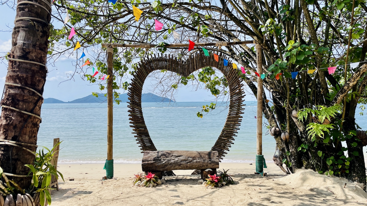 Chiva Puri heeft een prachtig strand waar regelmatig stellen elkaar het ja-woord geven.