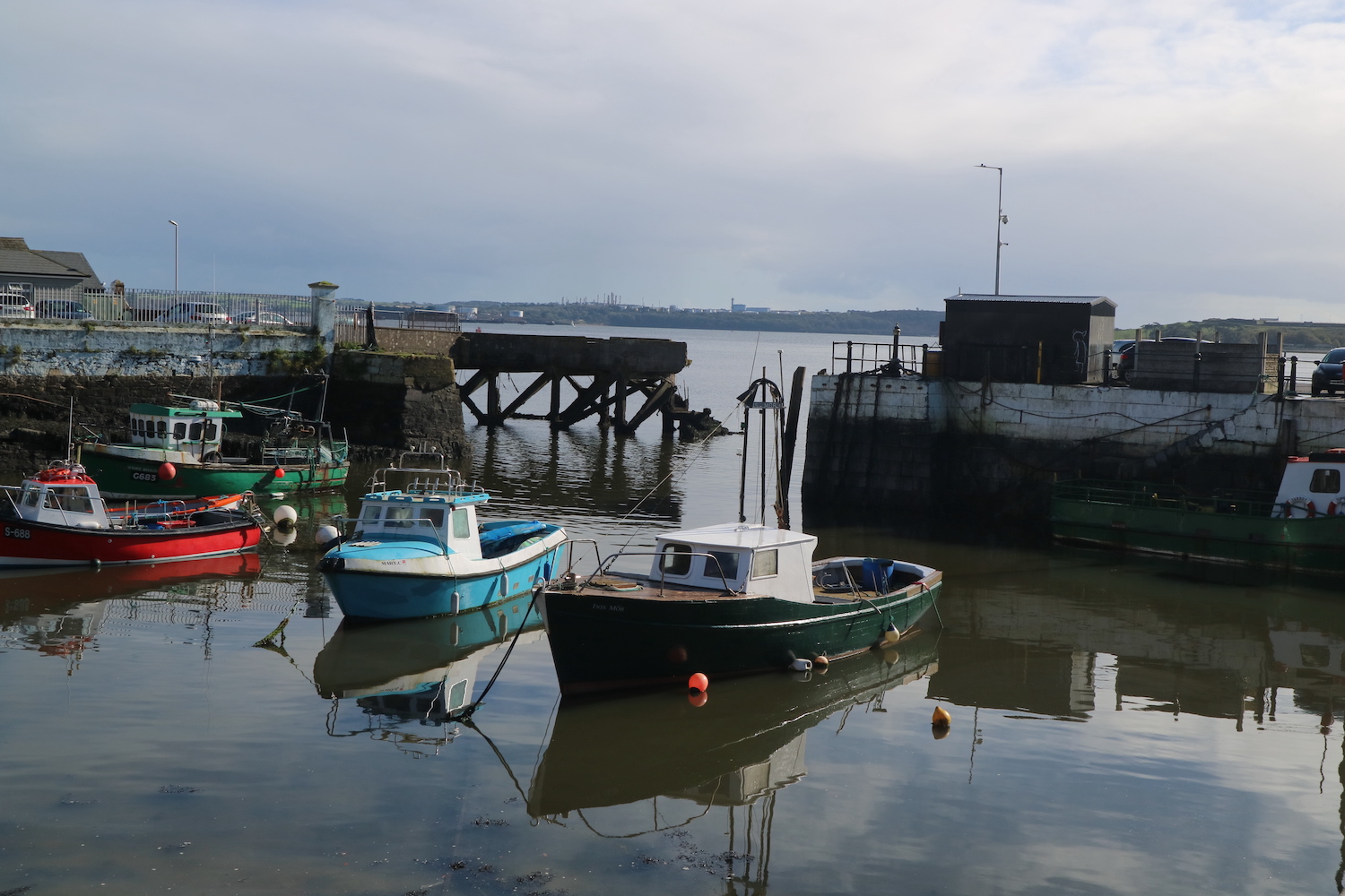 De haven van Cobh lag er tijdens ons bezoek rustig bij.