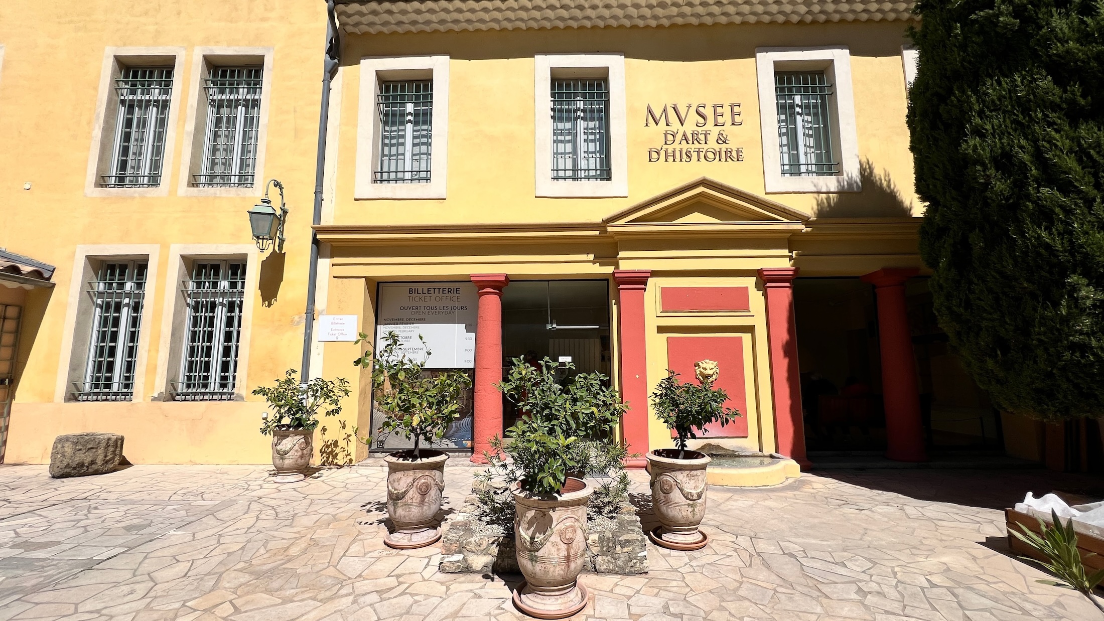 Tegenover het oude Theater vind je dit museum
