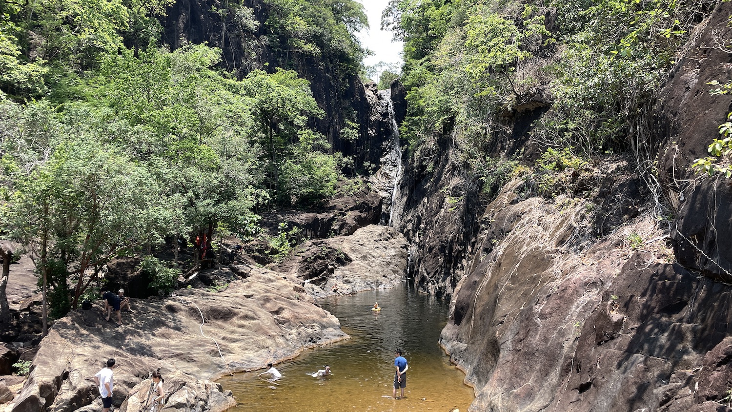 De Klong Plu waterval is een leuke plek voor een verfrissende duik.