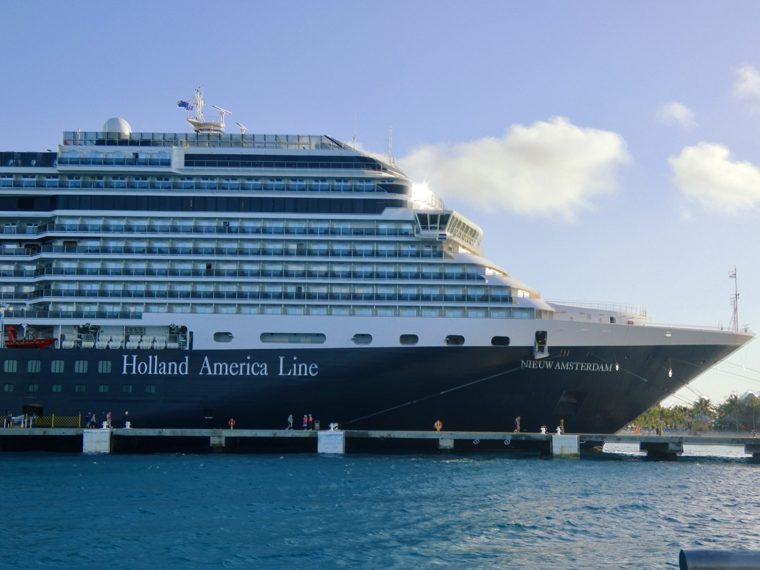 Nieuw Amsterdam aan de pier van Puerto Rico