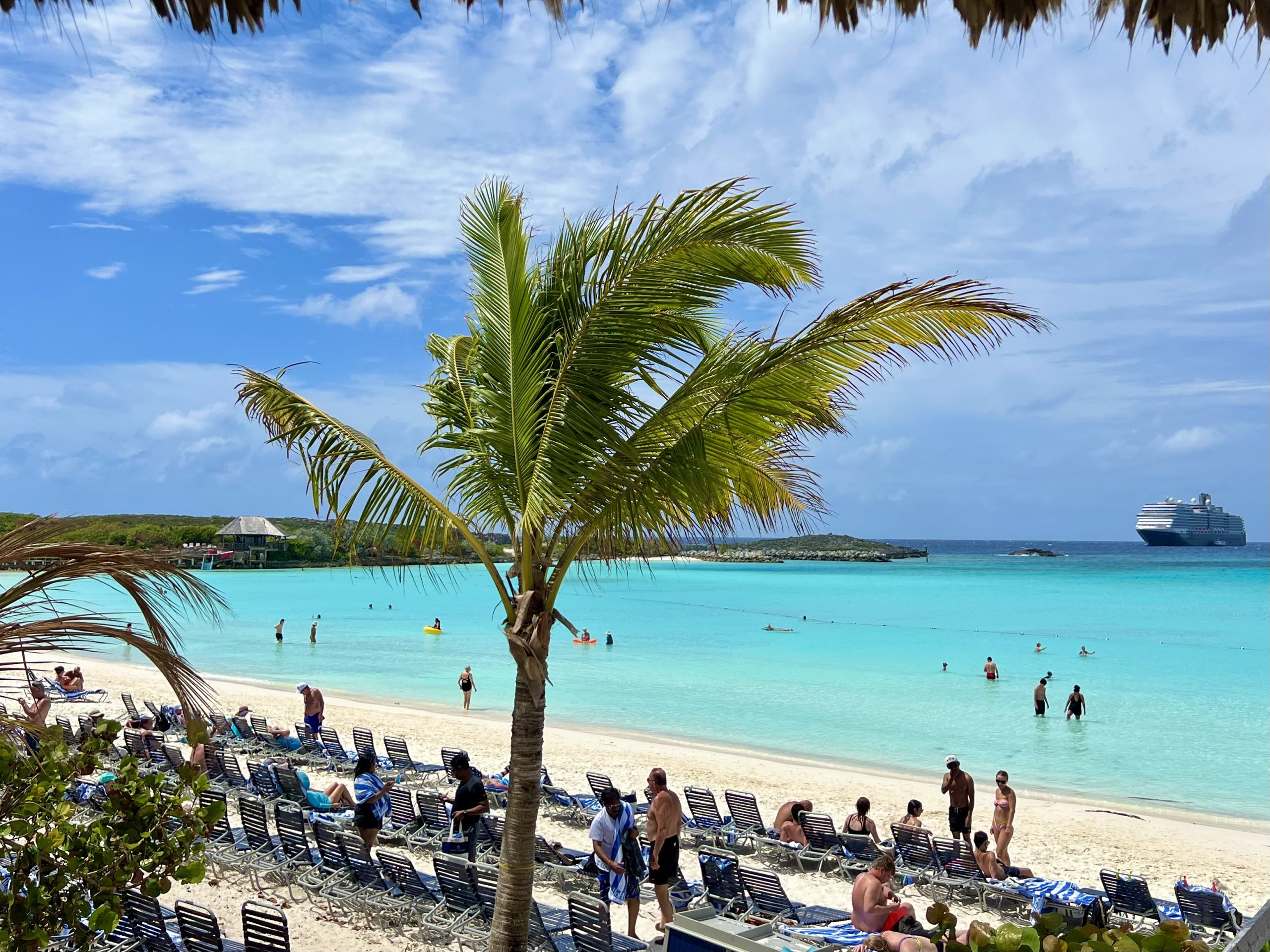 Half Moon Cay is überrelaxt genieten van wit poederzand, blauw water en heerlijke cocktails!