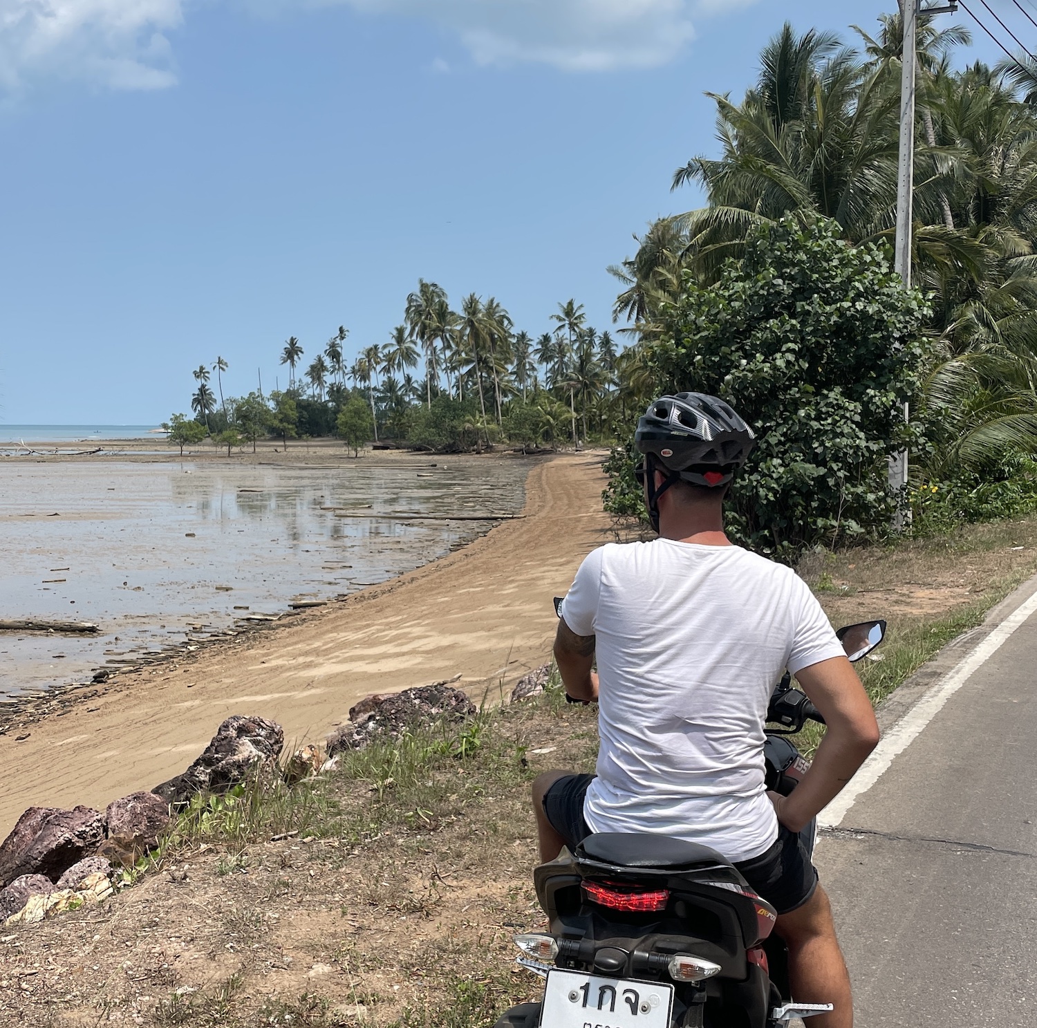 Doen: een scooter huren op Koh Chang.