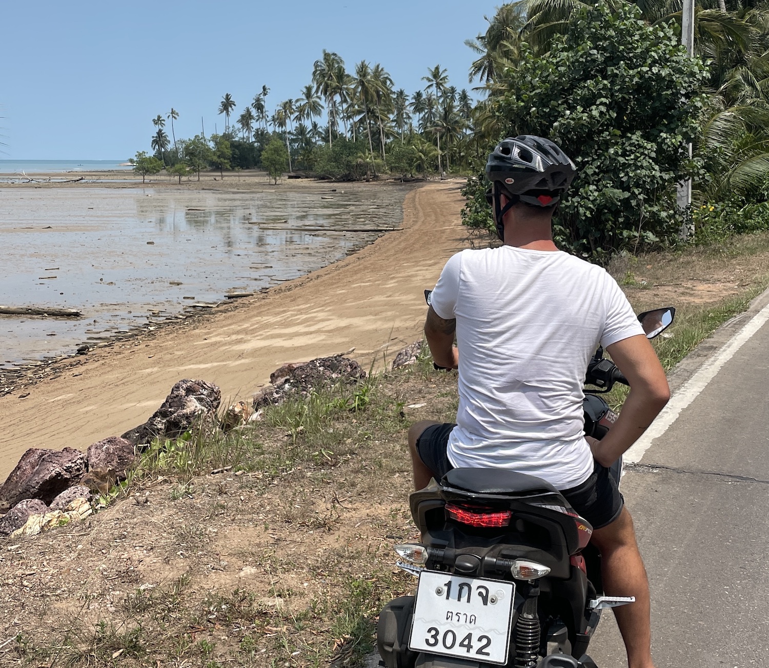 Lekker rondtouren op je scooter, zoals hier op Koh Chang.