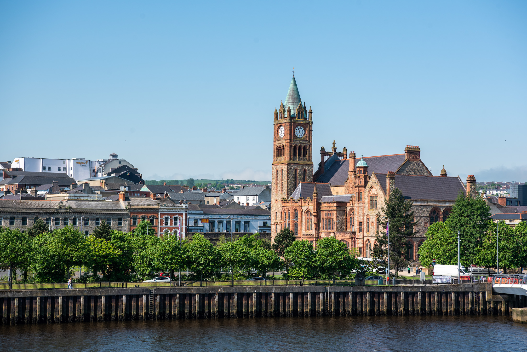 De Guildhall is het icoon van de stad, aan de rivier Foyle