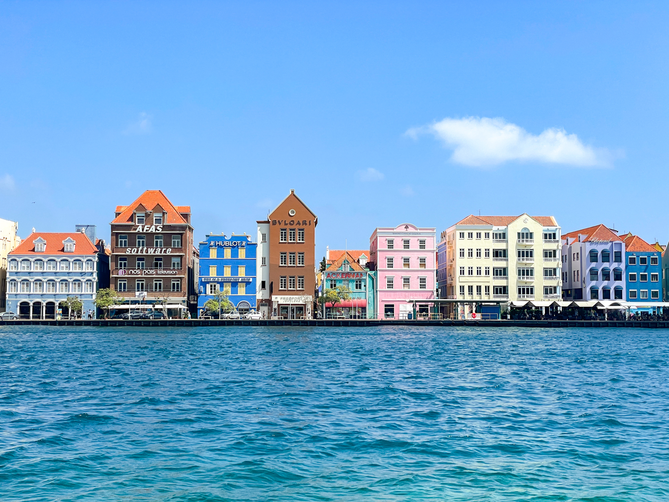 De kleurrijke Handelskade in Willemstad