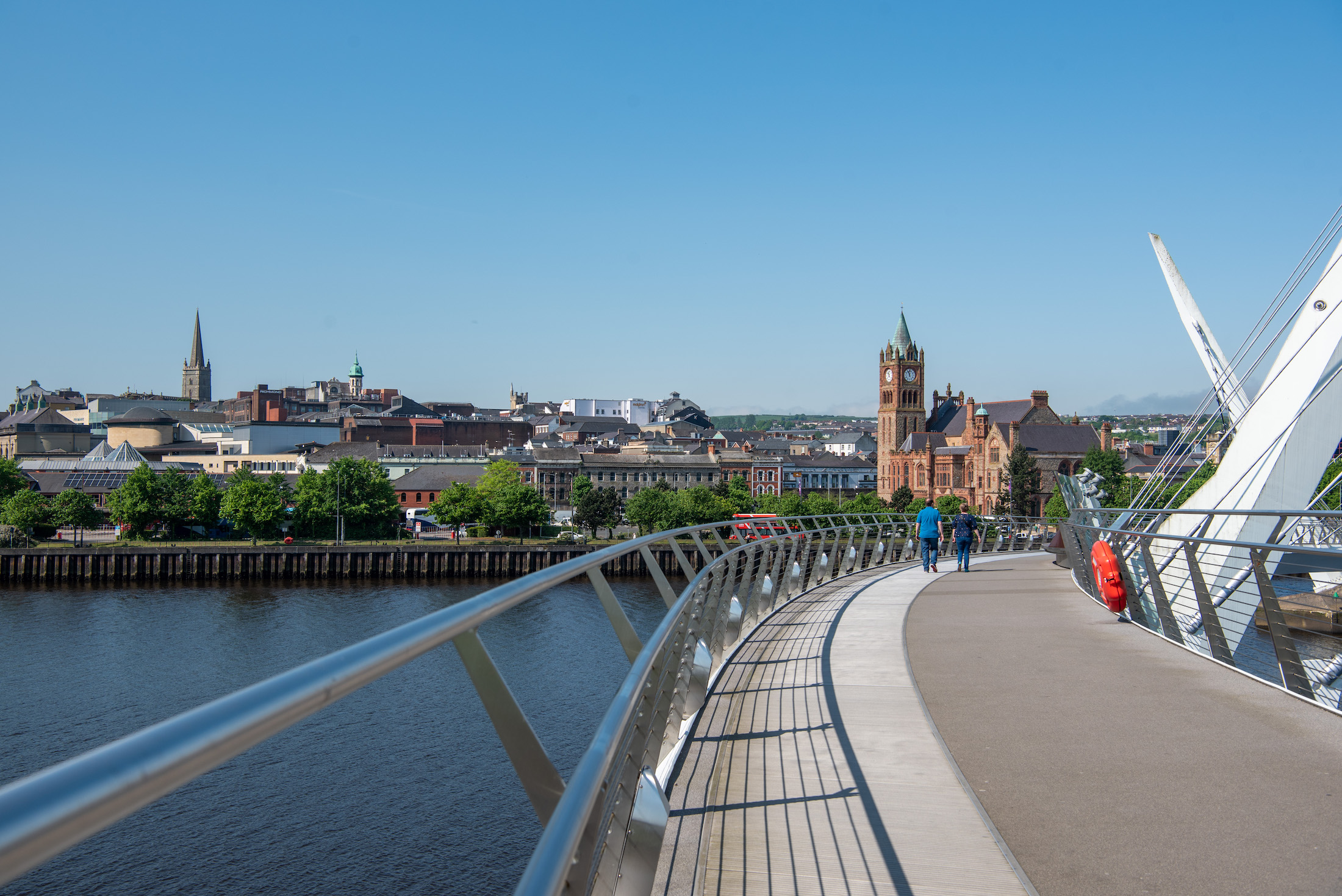 Een symbolische vredesbrug die de twee stadsdelen verbindt