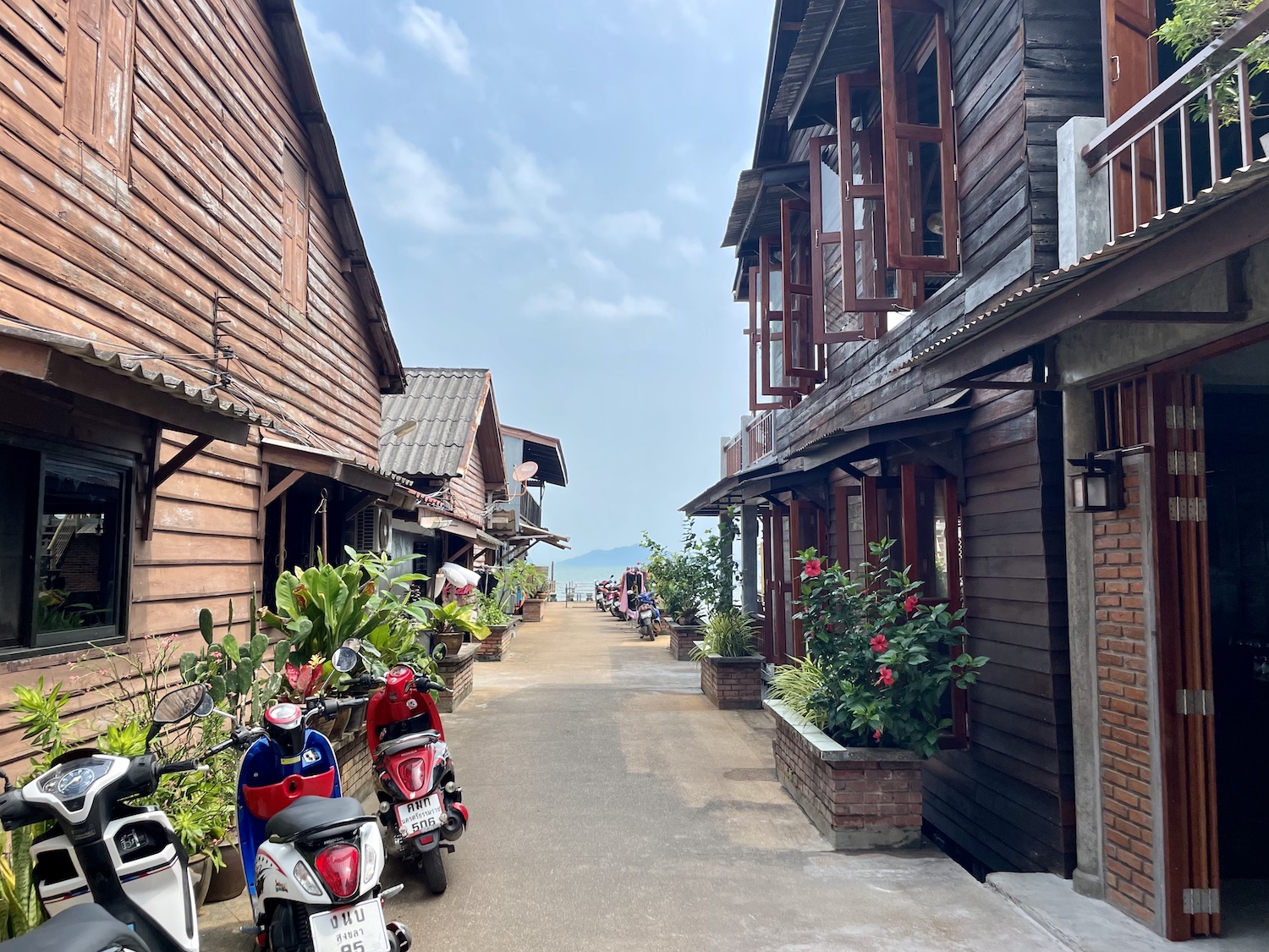 In Thailand kom je overal scooters tegen en je mag ze ook zo'n beetje overal parkeren. Handig!
