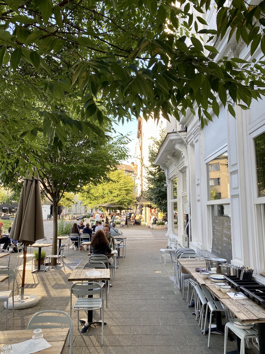 Het terras van Fiskebar in de zomer