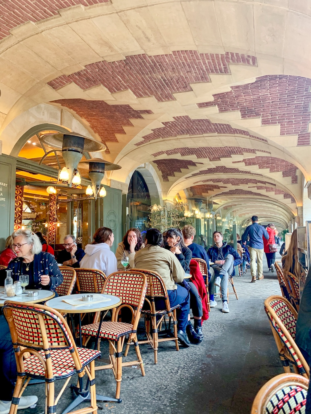 Terras op Place des Vosges in de wijk Marais in Parijs
