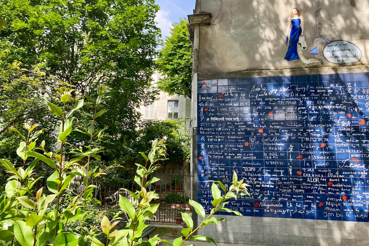 Le mur des je t’aime in de wijk Montmartre in Parijs