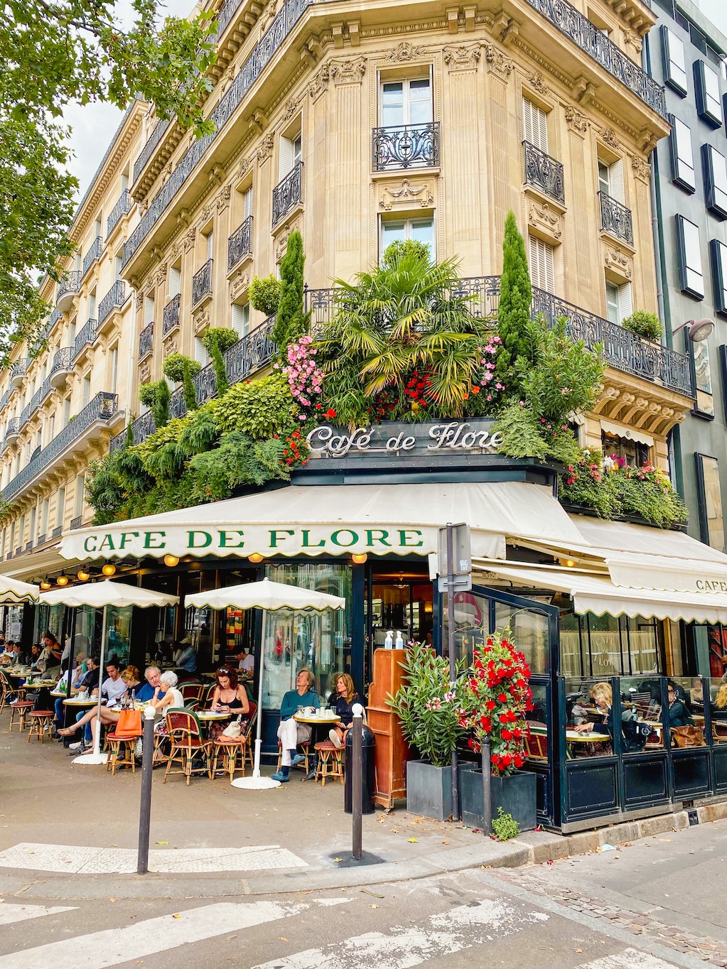 Terras en voorgevel van Café de Flore in Parijs