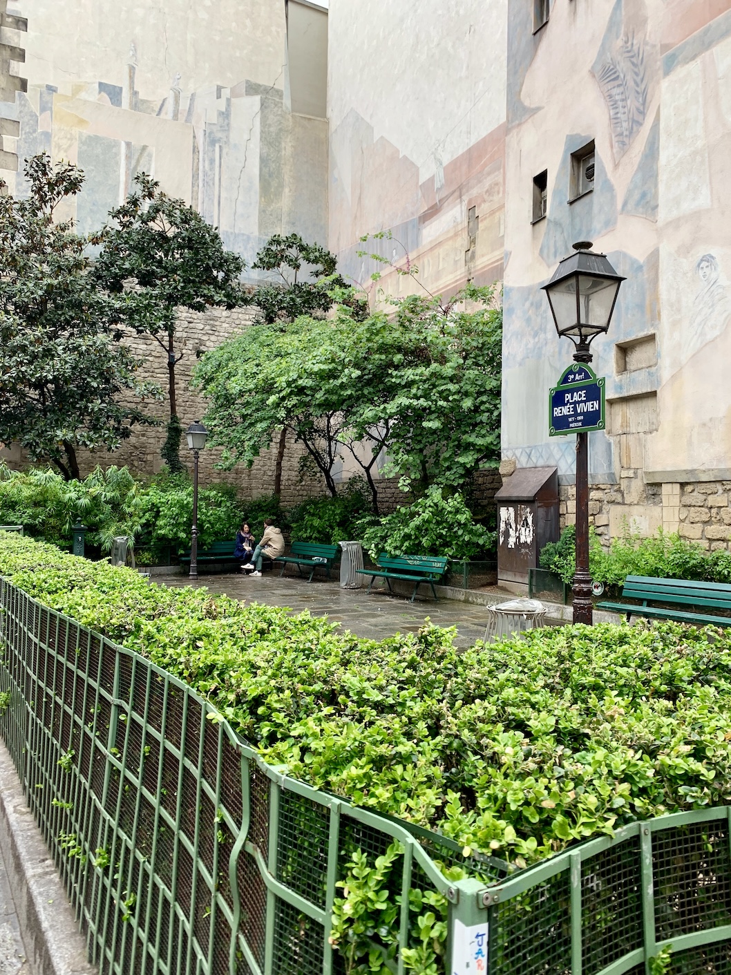Groen parkje in de wijk Marais in Parijs