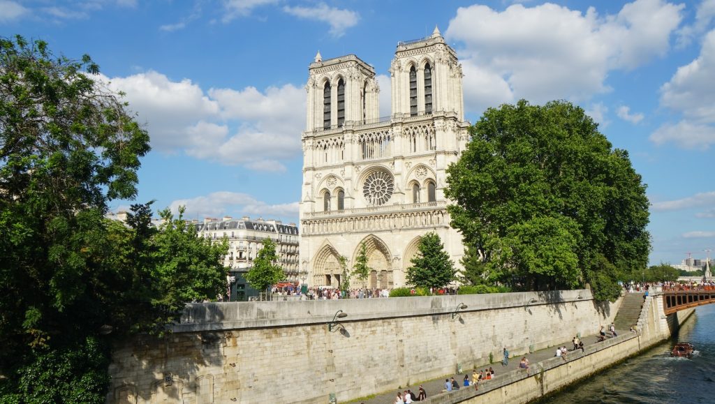Uitzicht op de Notre-Dame kathedraal in Parijs vanaf de Seine