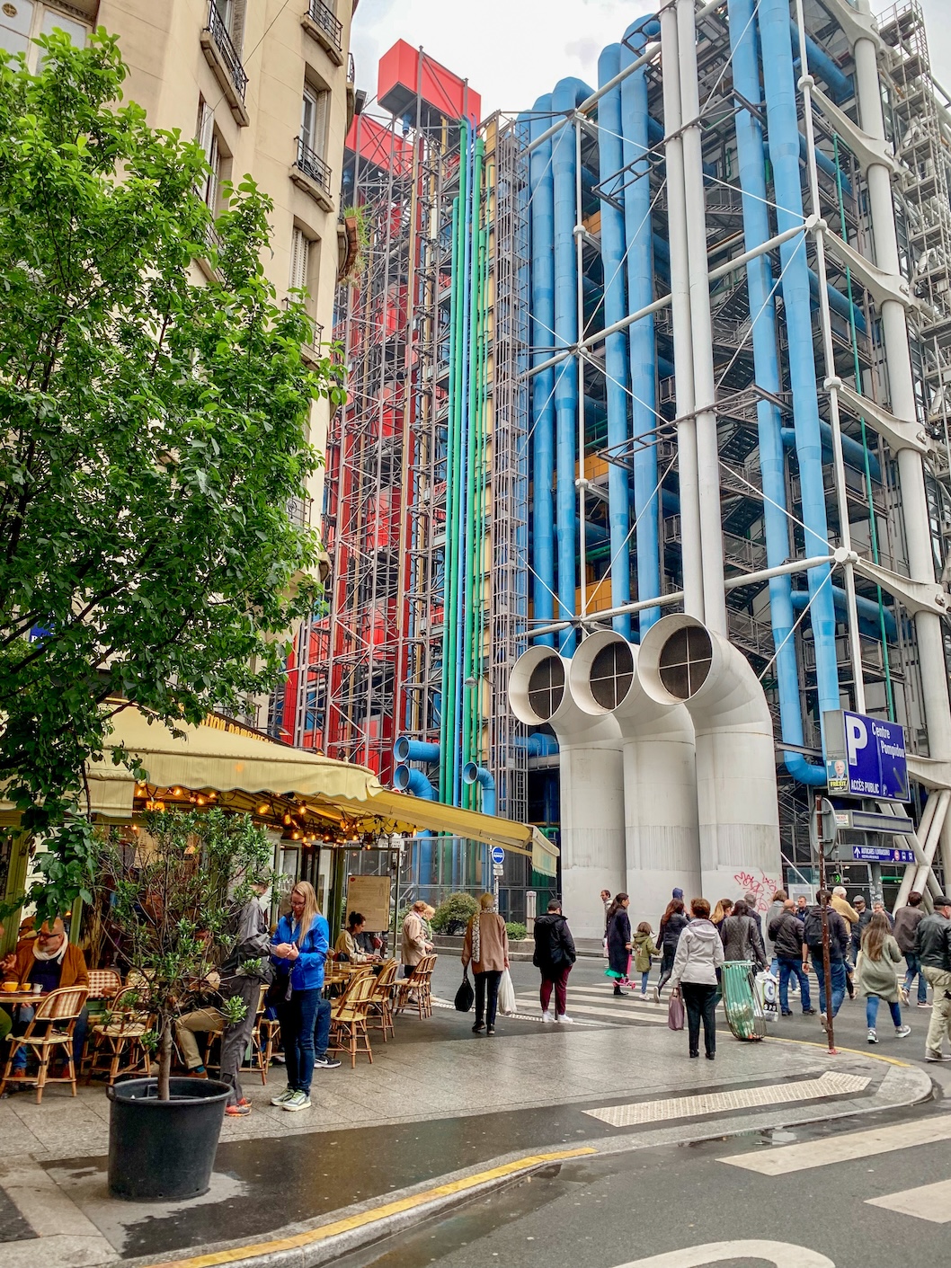 Gekleurde muur met buizen van Centre Pompidou