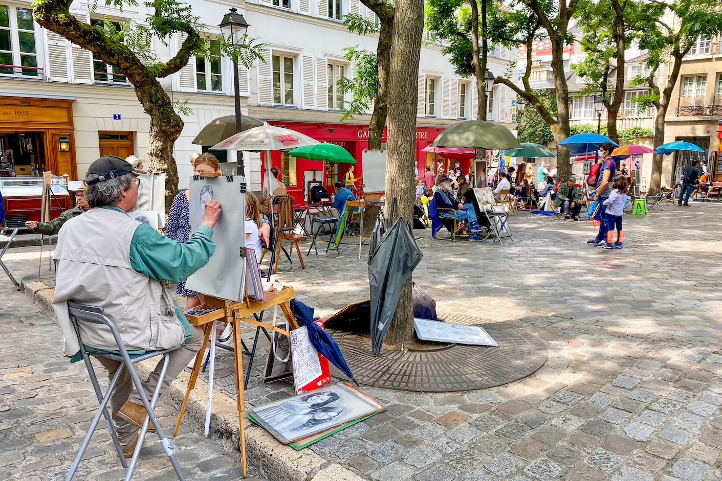Schilder aan het werk op Place du Tertre in Parijs