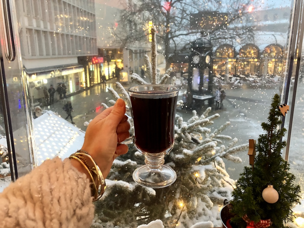 Glas glühwein op de kerstmarkt in Hannover