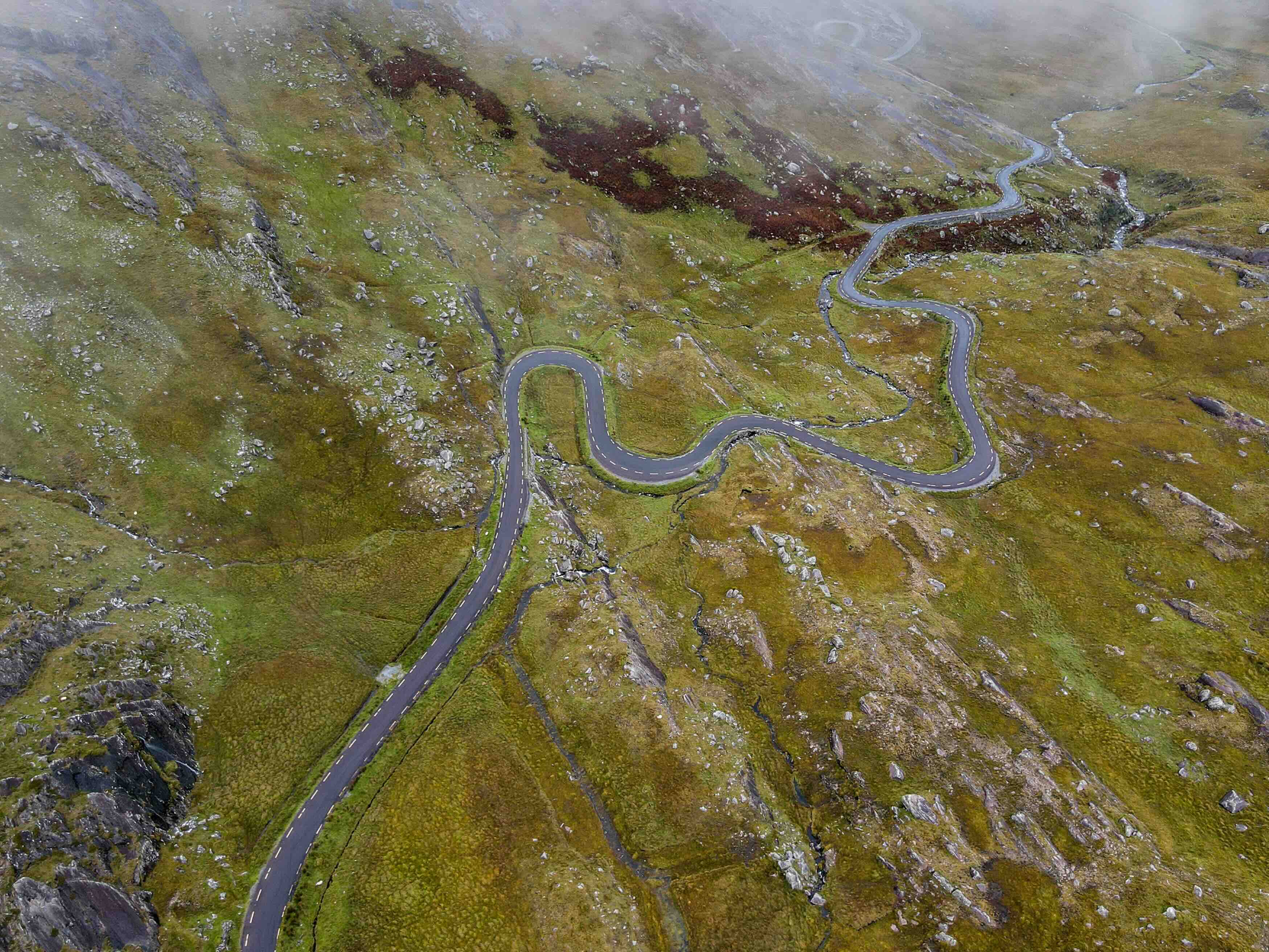 Drone shot van Healy Pass in Ierland