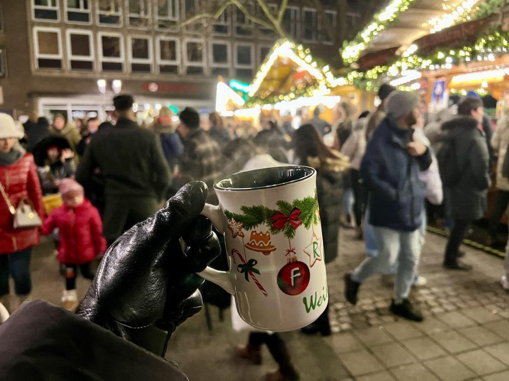 Beker Glühwein op de kerstmarkt in Duitsland