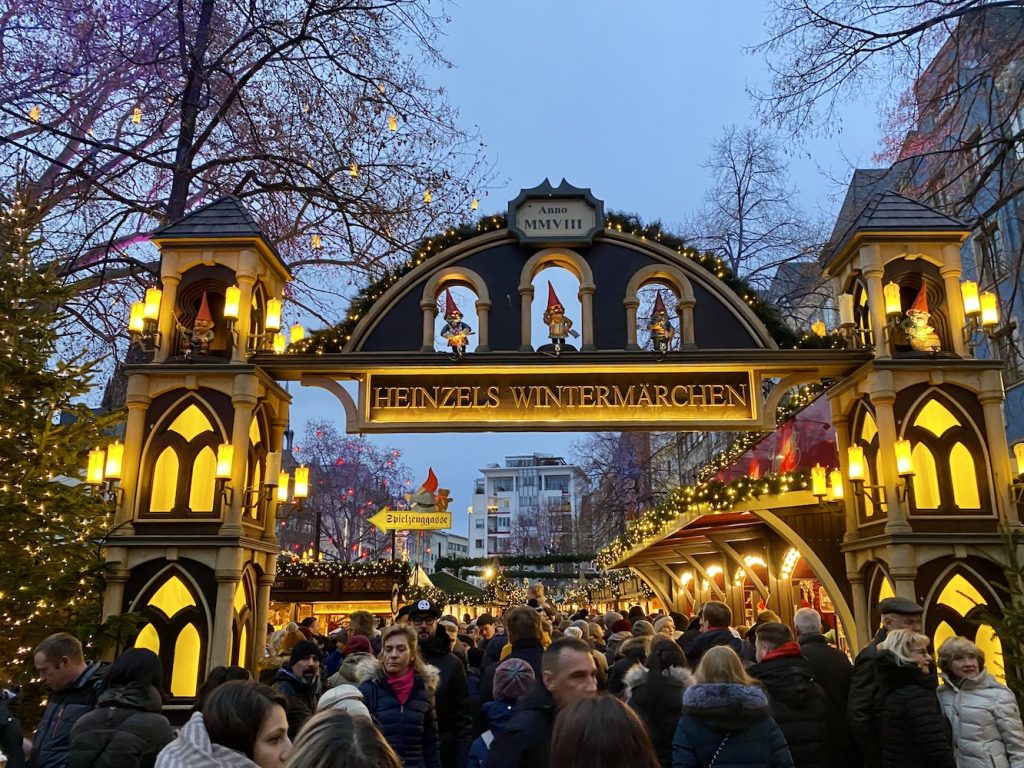 Kerstmarkt in Keulen in de avond met kerstverlichting