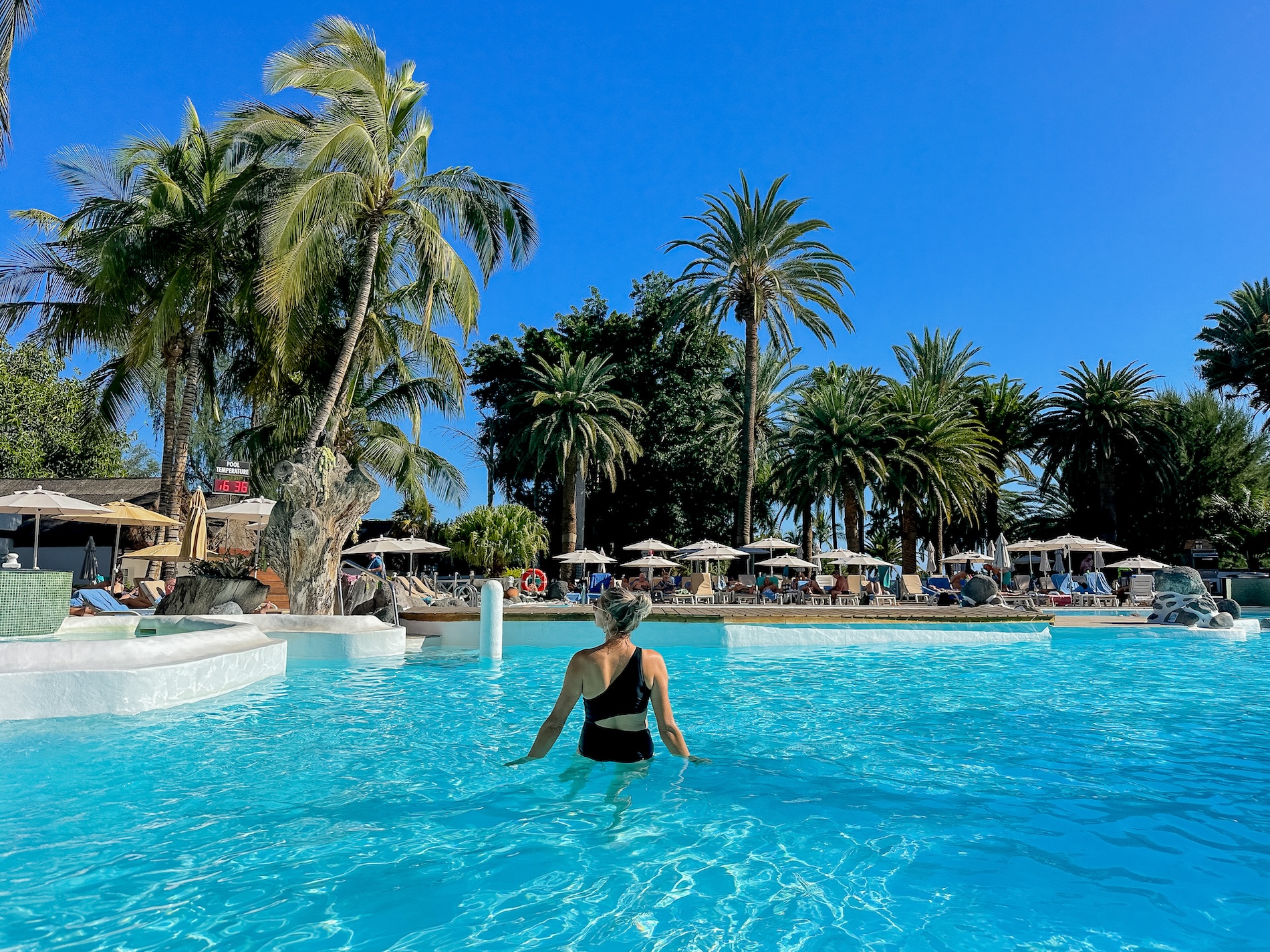 Er is niets fijners dan na een dag roadtrippen even afkoelen in het zwembad - Bull Costa Canaria