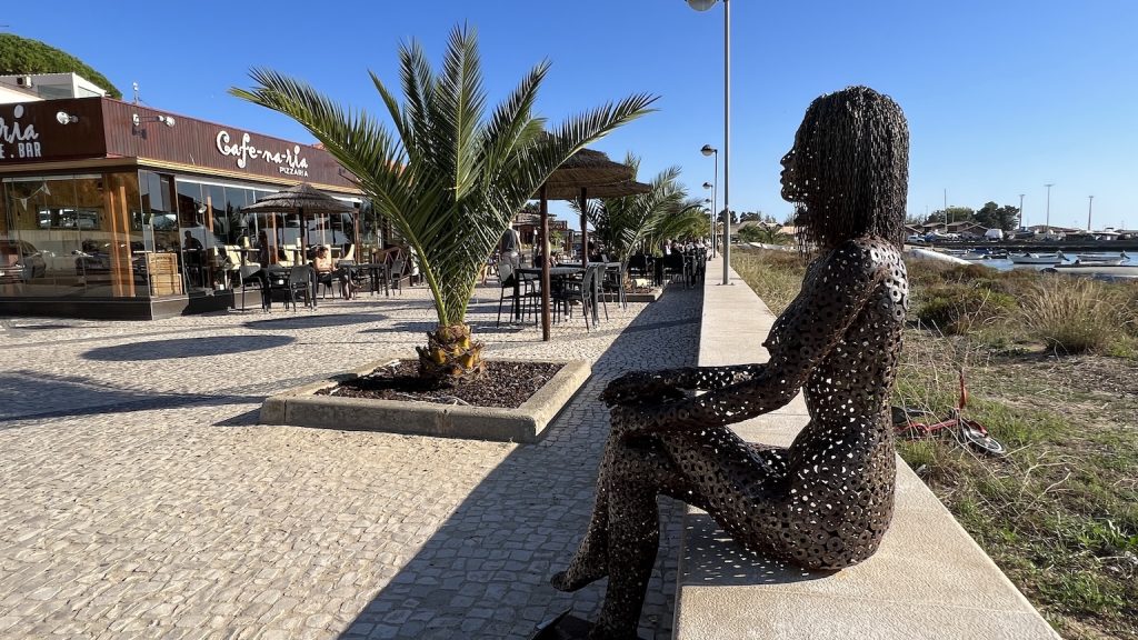 Wandelen over de sfeervolle boulevard van Alvor