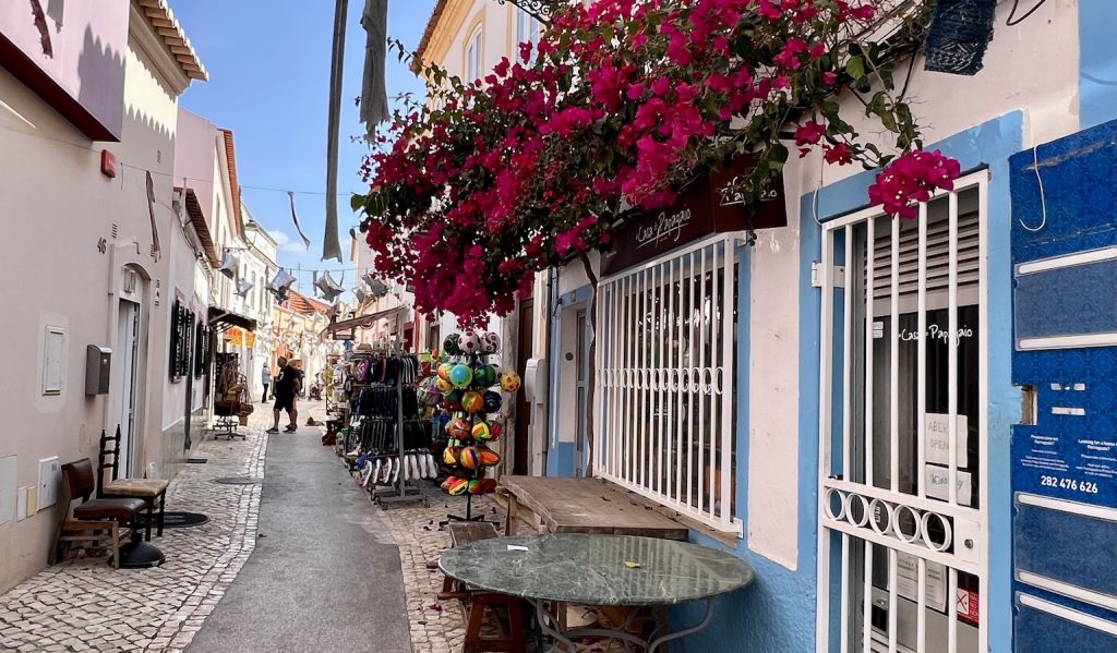 Duik de vrolijk gekleurde straatjes van Ferragudo in