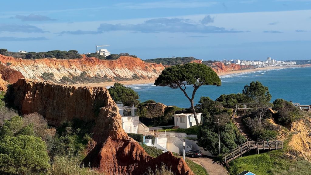 Uitzicht op Praia da Falesia vanuit Olhos de Agua