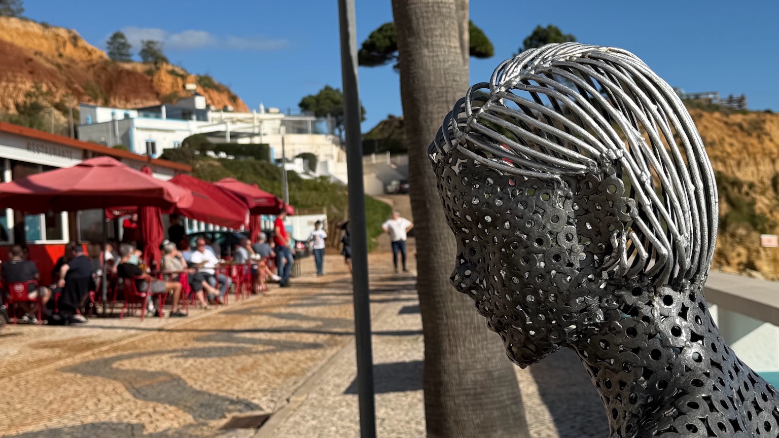 Kunst op de boulevard van Olhos de Agua