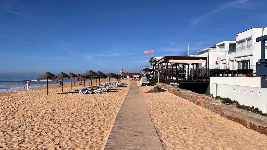 Het Praia de Faro ligt op een eiland dat Ilha de Faro wordt genoemd