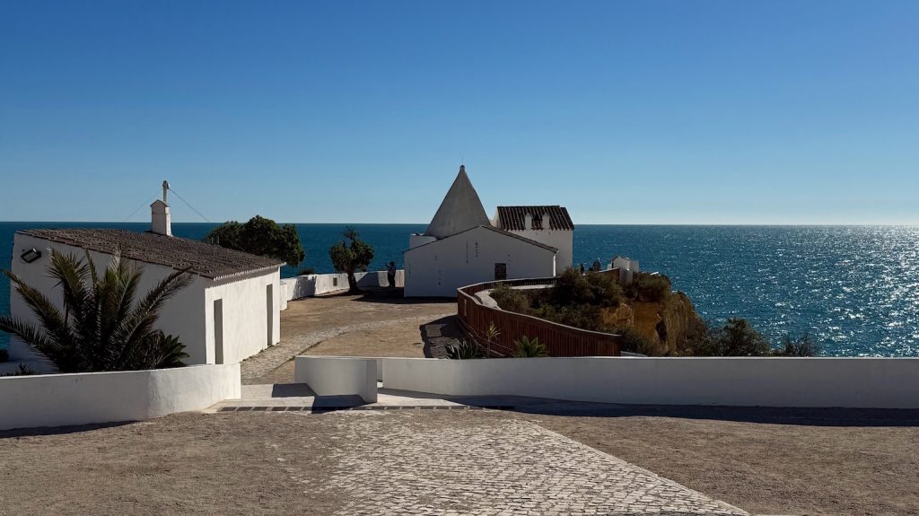 Praia de Nossa Senhora da Rocha, witte kapel