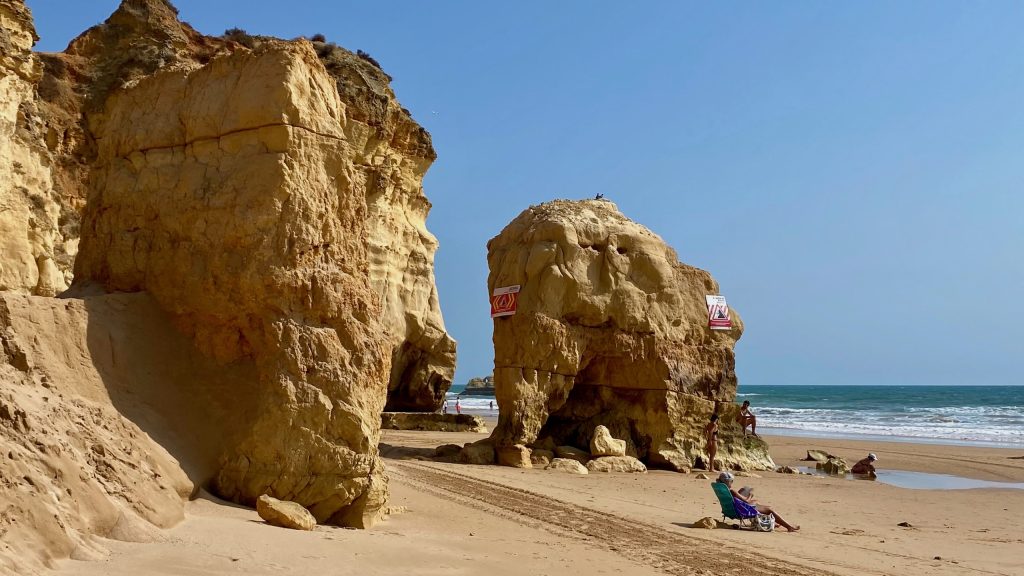Op het strand wordt gewaarschuwd voor tsunami's