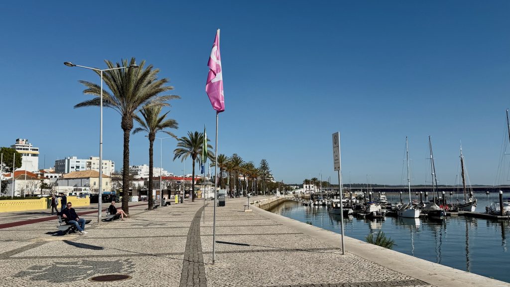 Wandelen over de promenade van Portimão