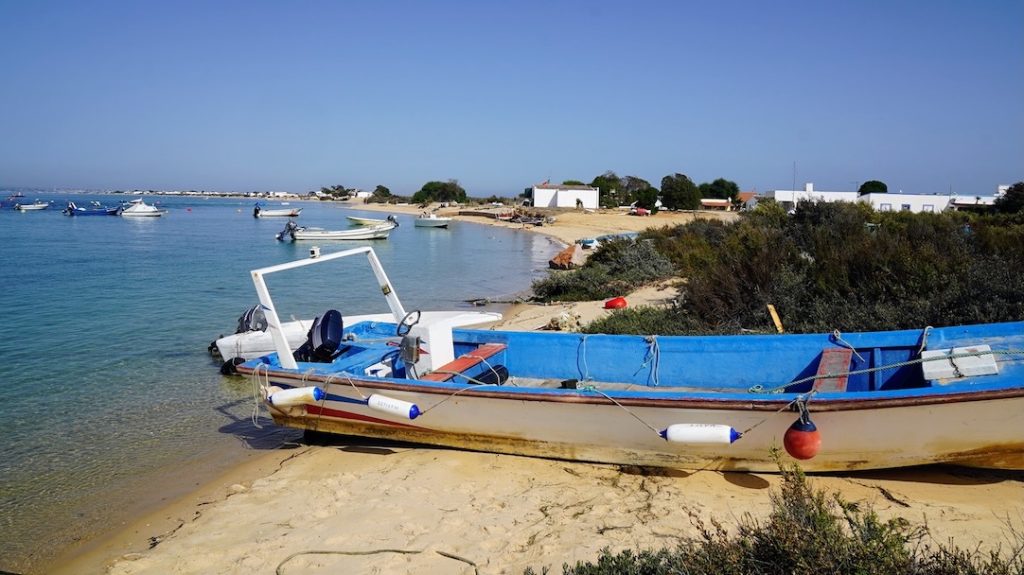 Gekleurde vissersboten en een eindeloos strand