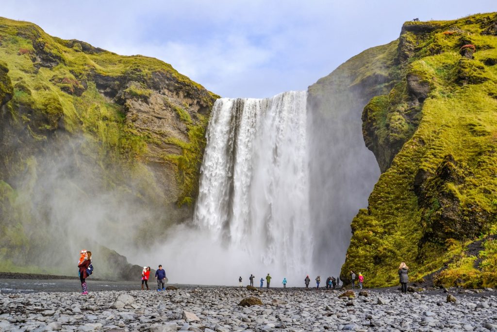 De schoonheid van waterval Skogafoss is indrukwekkend