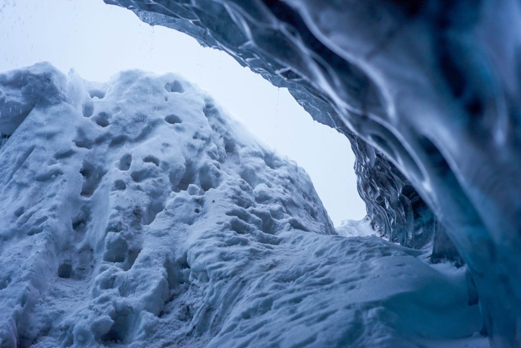 Wandeln door de ijsgrotten van Vatnajokull