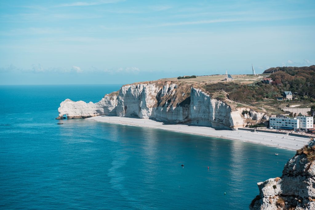 Uitzicht op het strand van Etretat vanaf de top