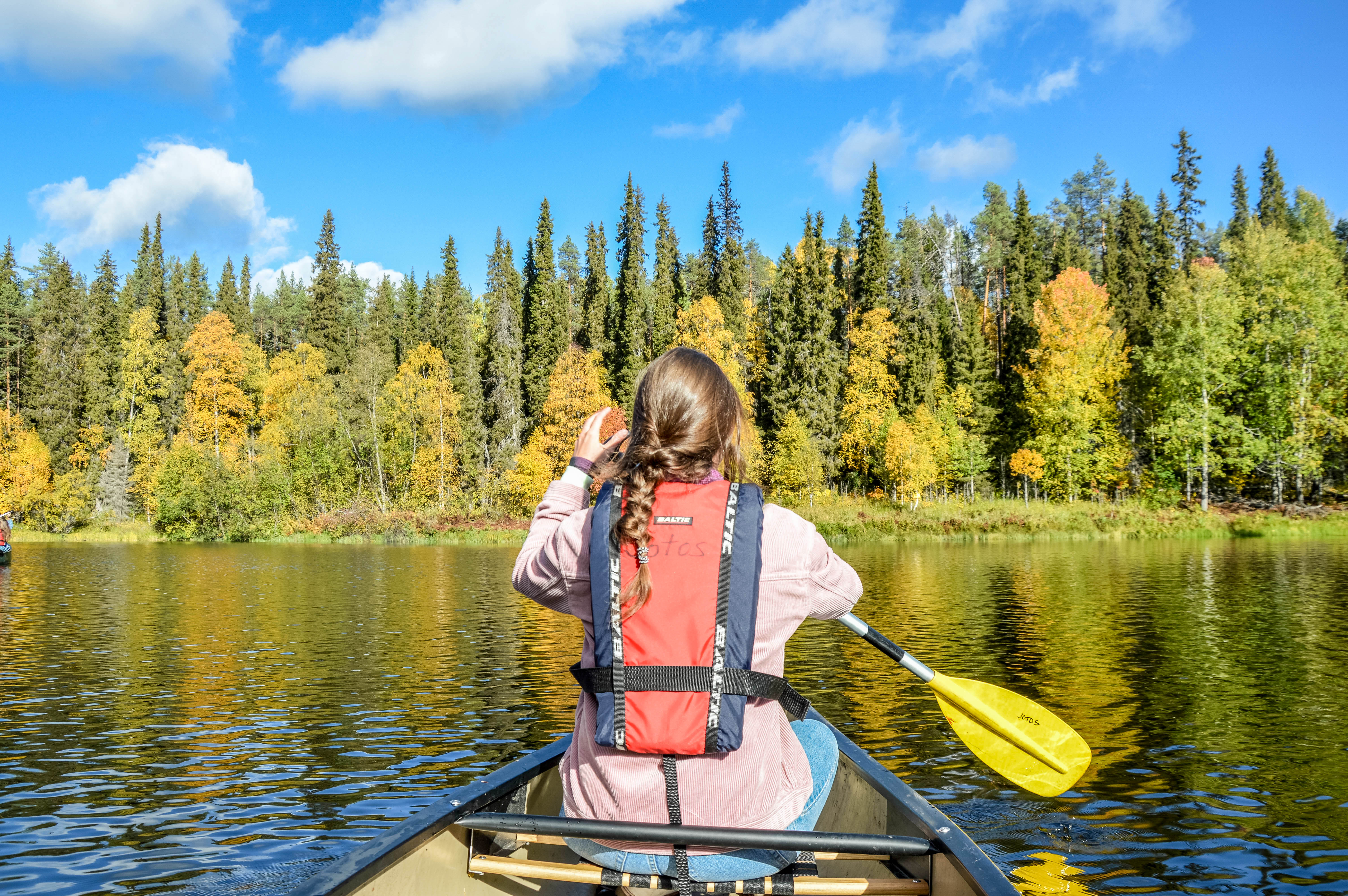 Kanoën in de herfst in Fins Lapland