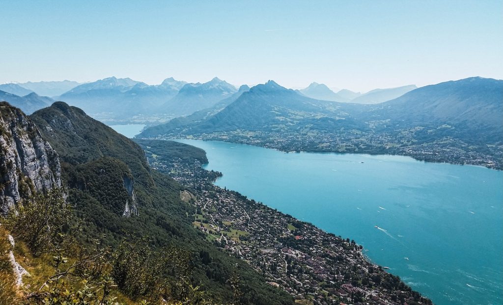 Uitzicht op het meer van Annecy