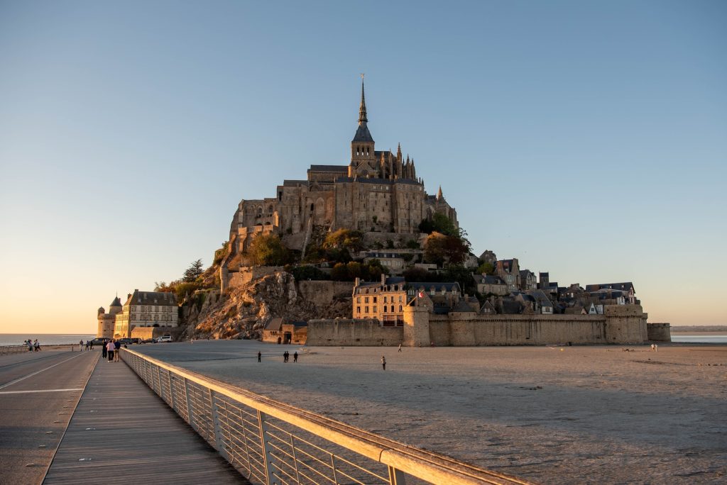 Mont Saint Michel bij zonsondergang