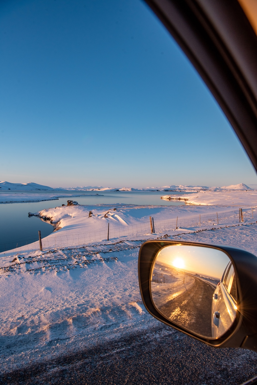 Magische zonsondergang rondom het meer van Myvatn
