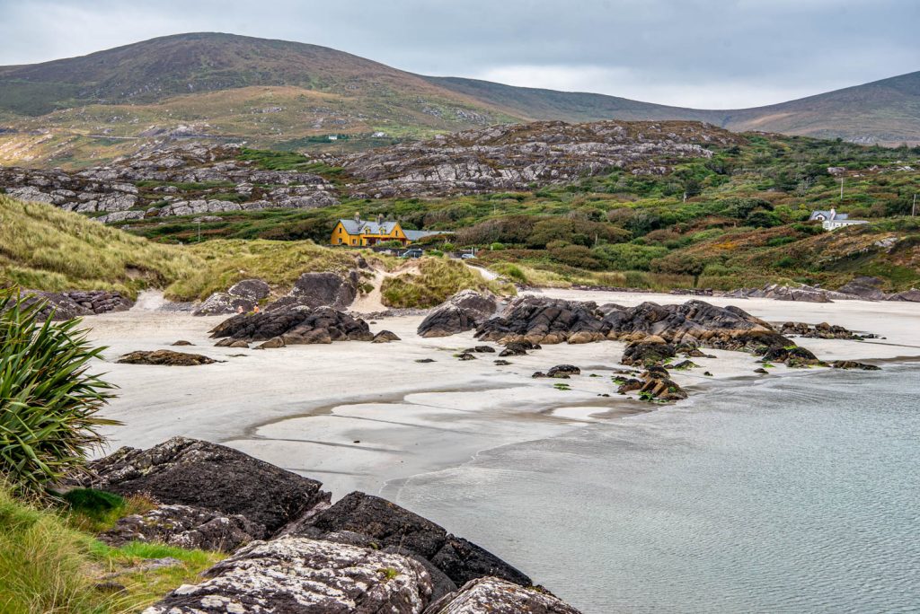 Uitzicht op Derrynane Beach vanaf Abbey Island